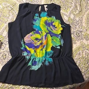 Beautiful sheer blouse like new! 🌹 great design,